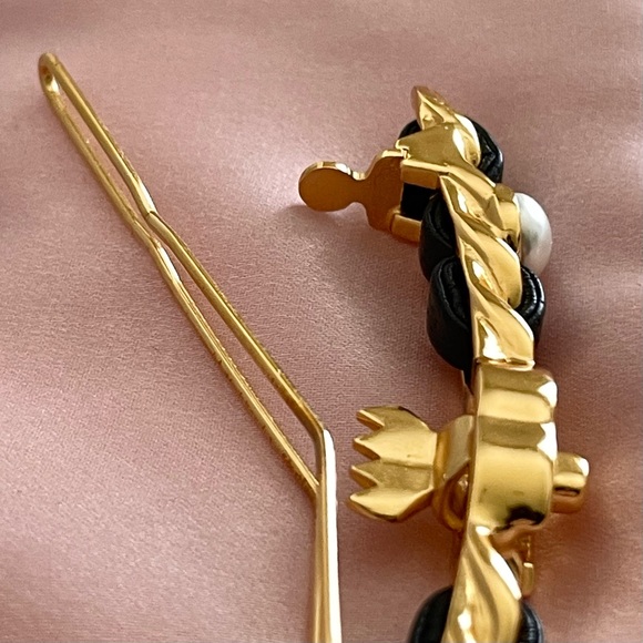 [BNIB] CHANEL - 20A CC Turnlock Chain Hair Clip Barrette - Picture 6 of 7